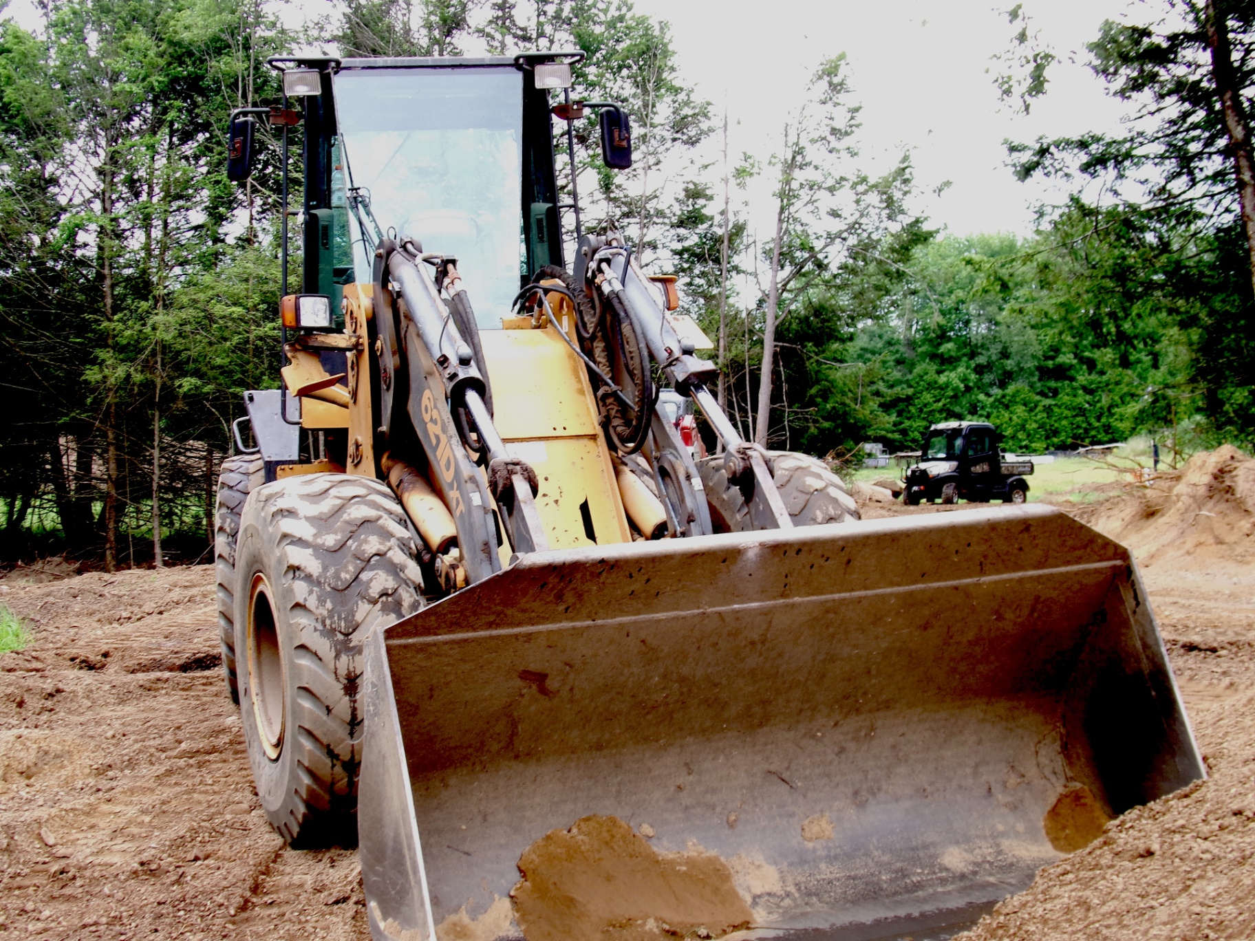 Case 621D wheel loader on the pile