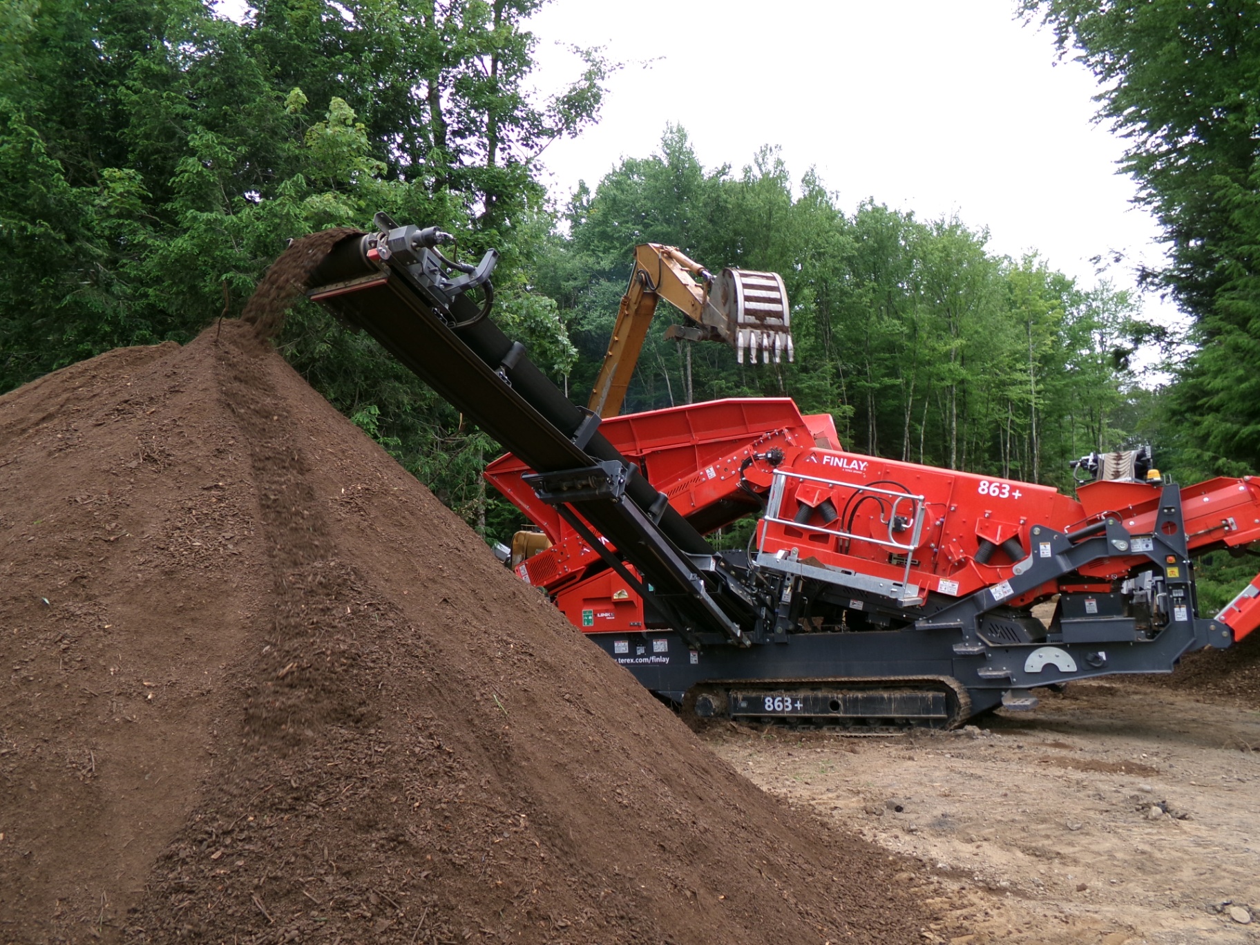 Finlay 863+ screener stacking a pile