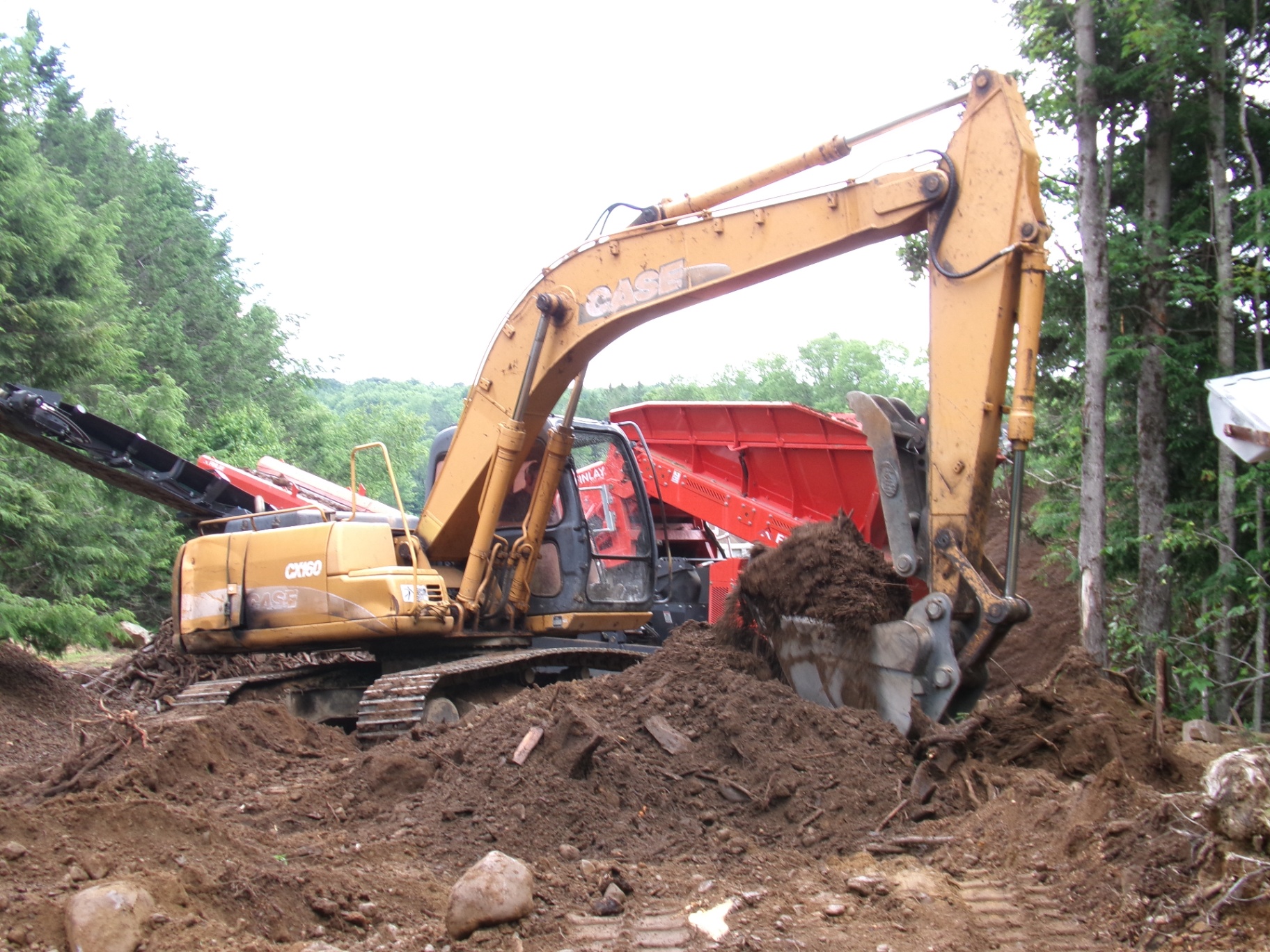 Case CX160 loading the screener